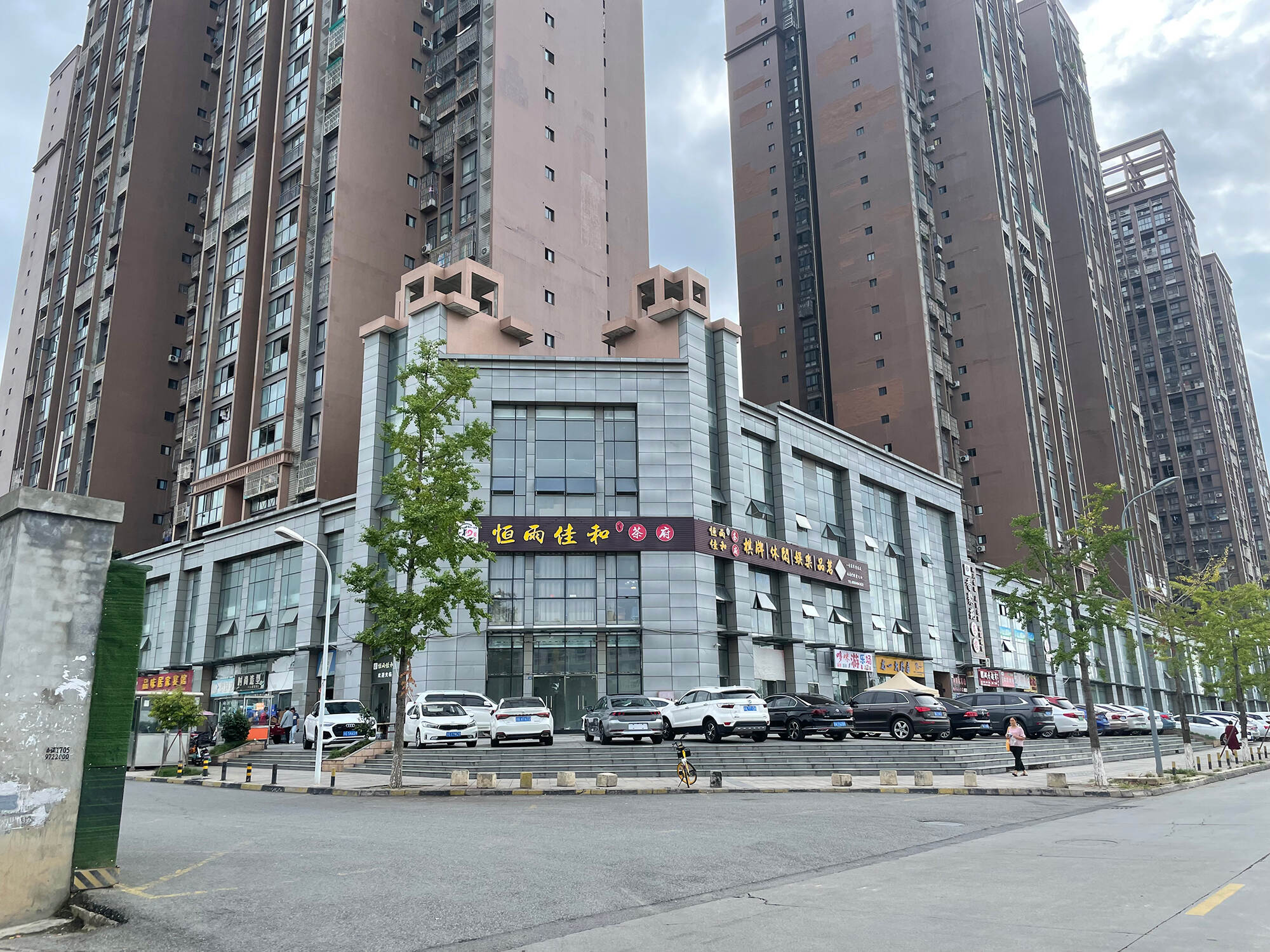 场地对面底商.jpg