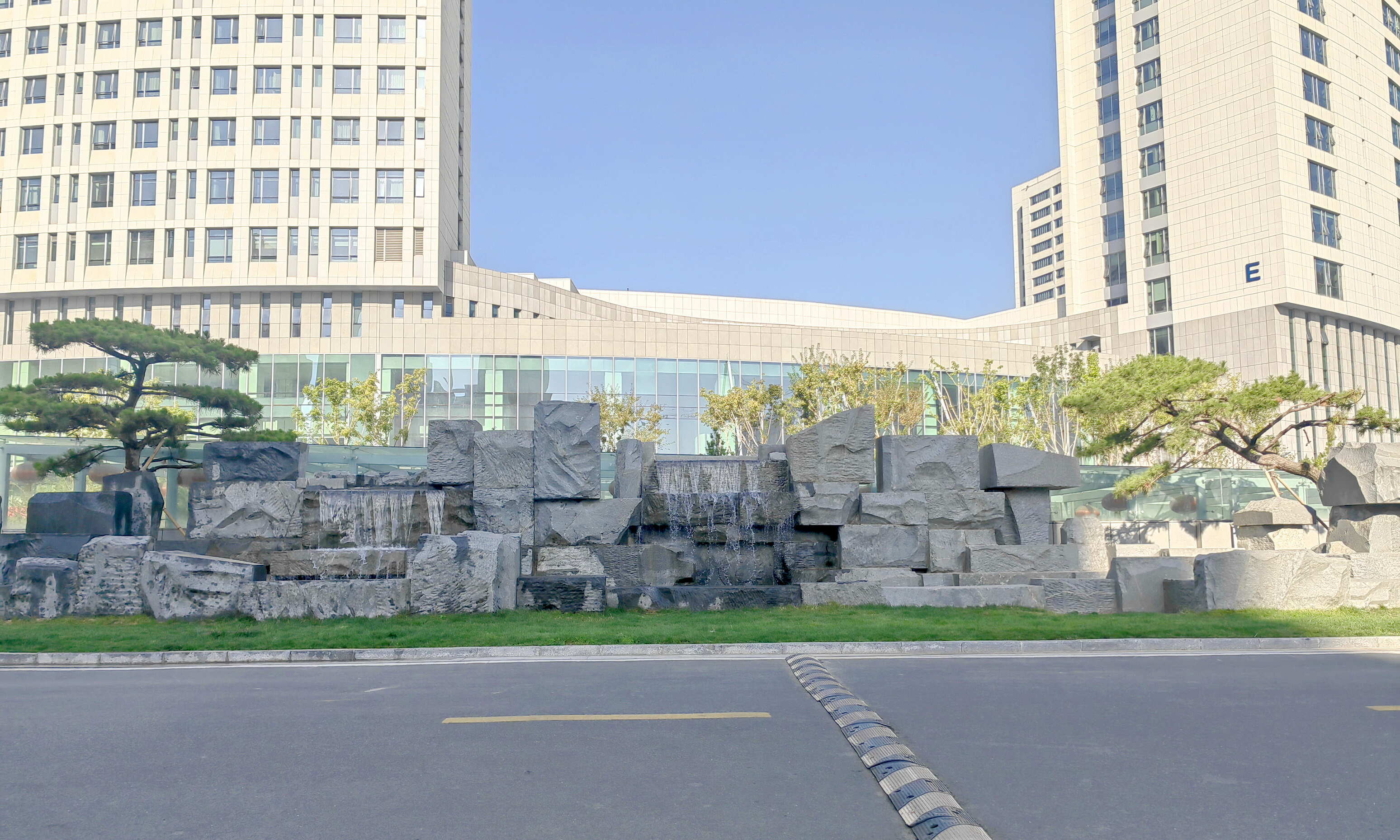 001主入口形象置石水景01.jpg