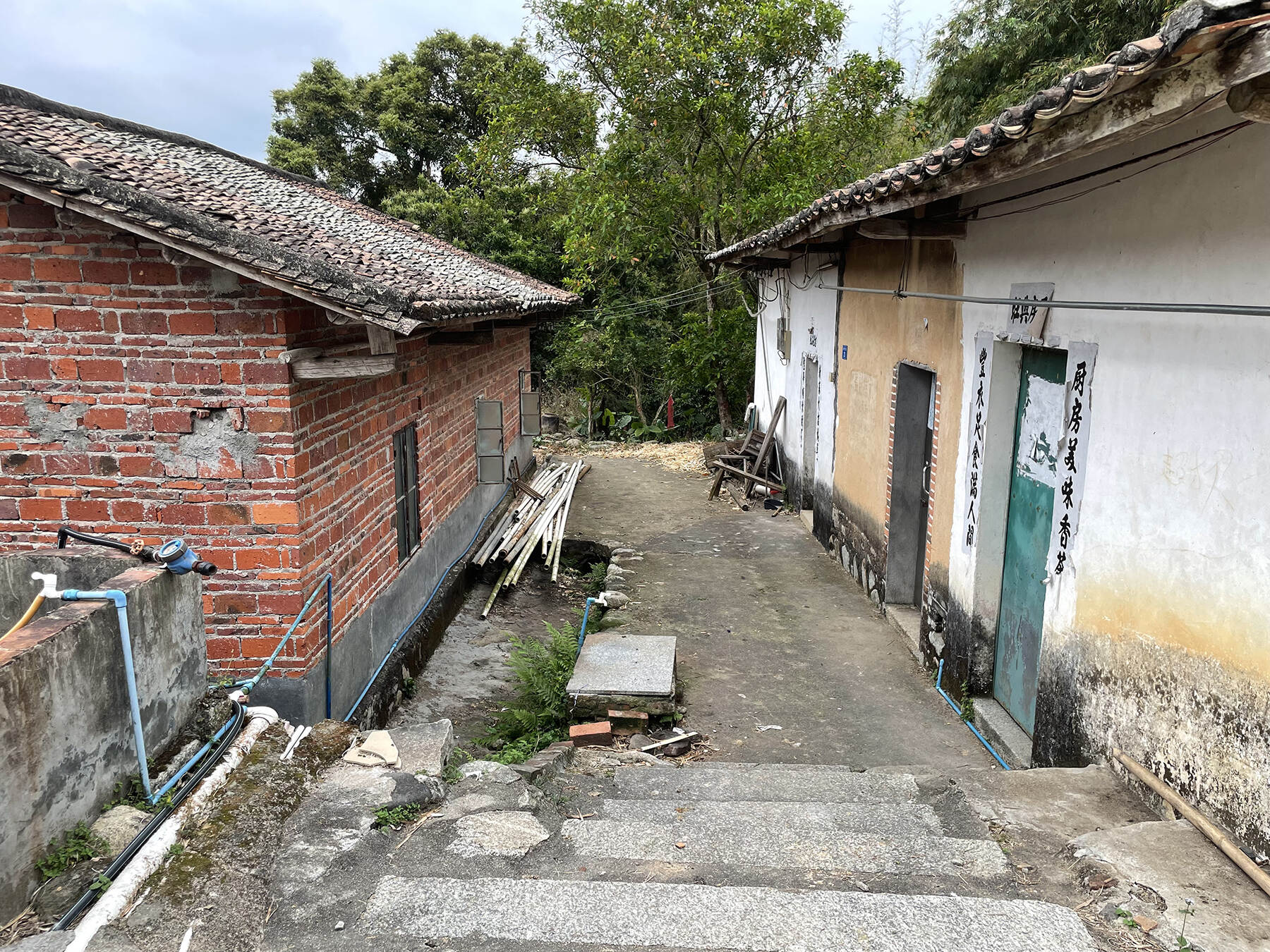 5.现有的建筑上并没有太多的岭南基因，房屋残破，用料随意©REDe Architects.jpg