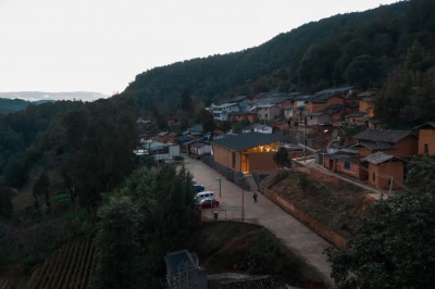 云南晉寧：“一專一村”團隊用新型夯土建造技術(shù)重建打黑新村公房
